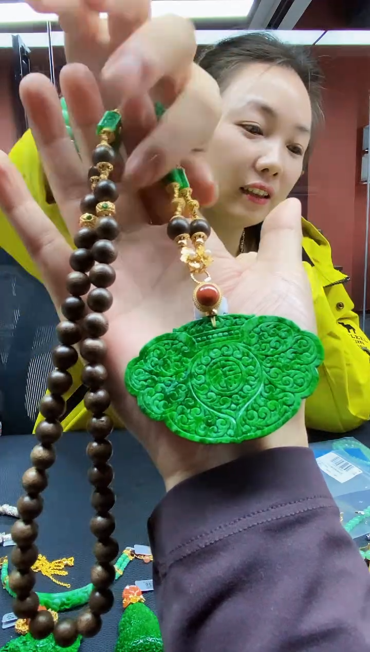 颈饰未镶嵌翡翠睡****尘吊坠