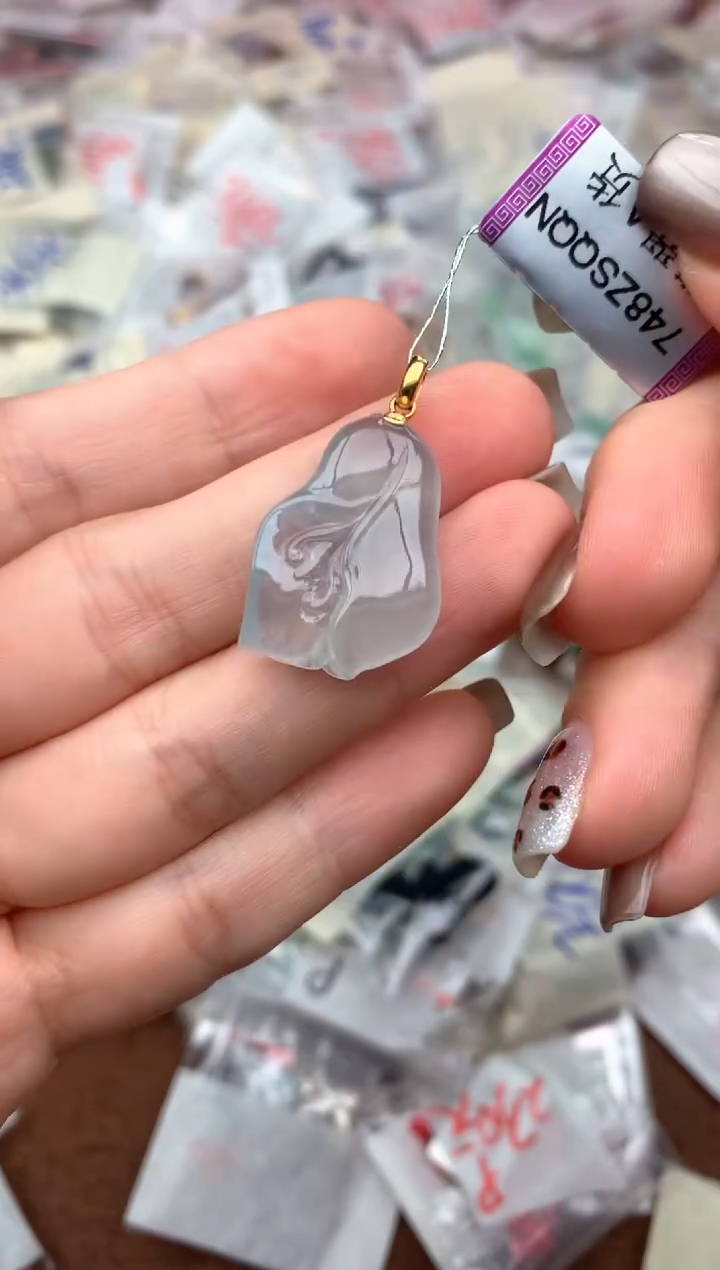 18K金镶嵌挂件翡翠—