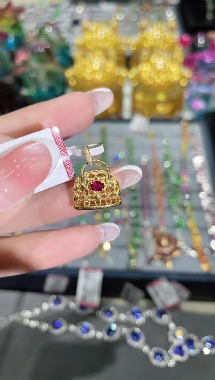 18K金镶嵌吊坠红宝石吊坠