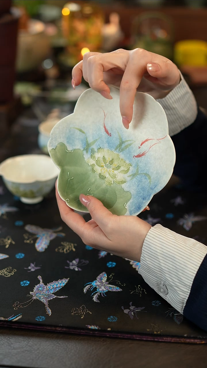 1荷畔映波蓝-花瓣壶承