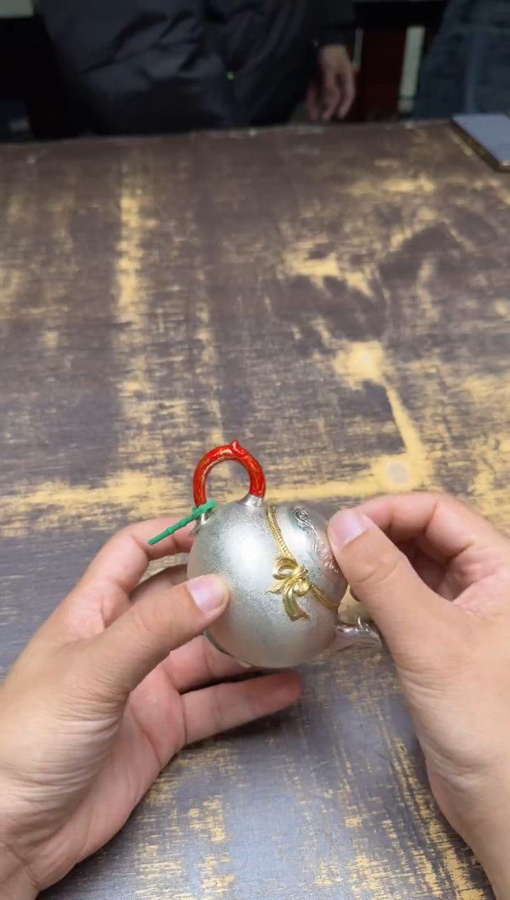 王*火呆坐手敲雪花纹錾刻鎏金有凤来仪如意壶