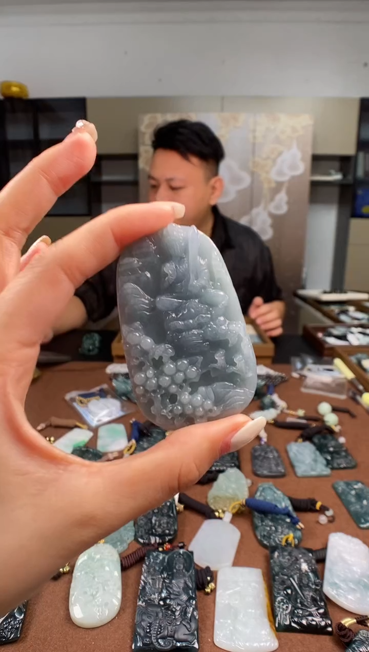 颈饰未镶嵌翡翠  多样性发其一