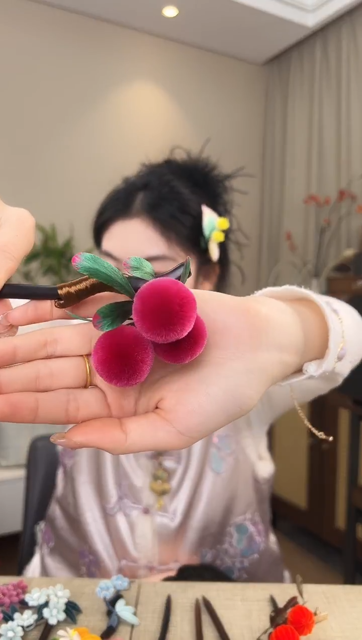 刺绣杨梅胖绒发簪