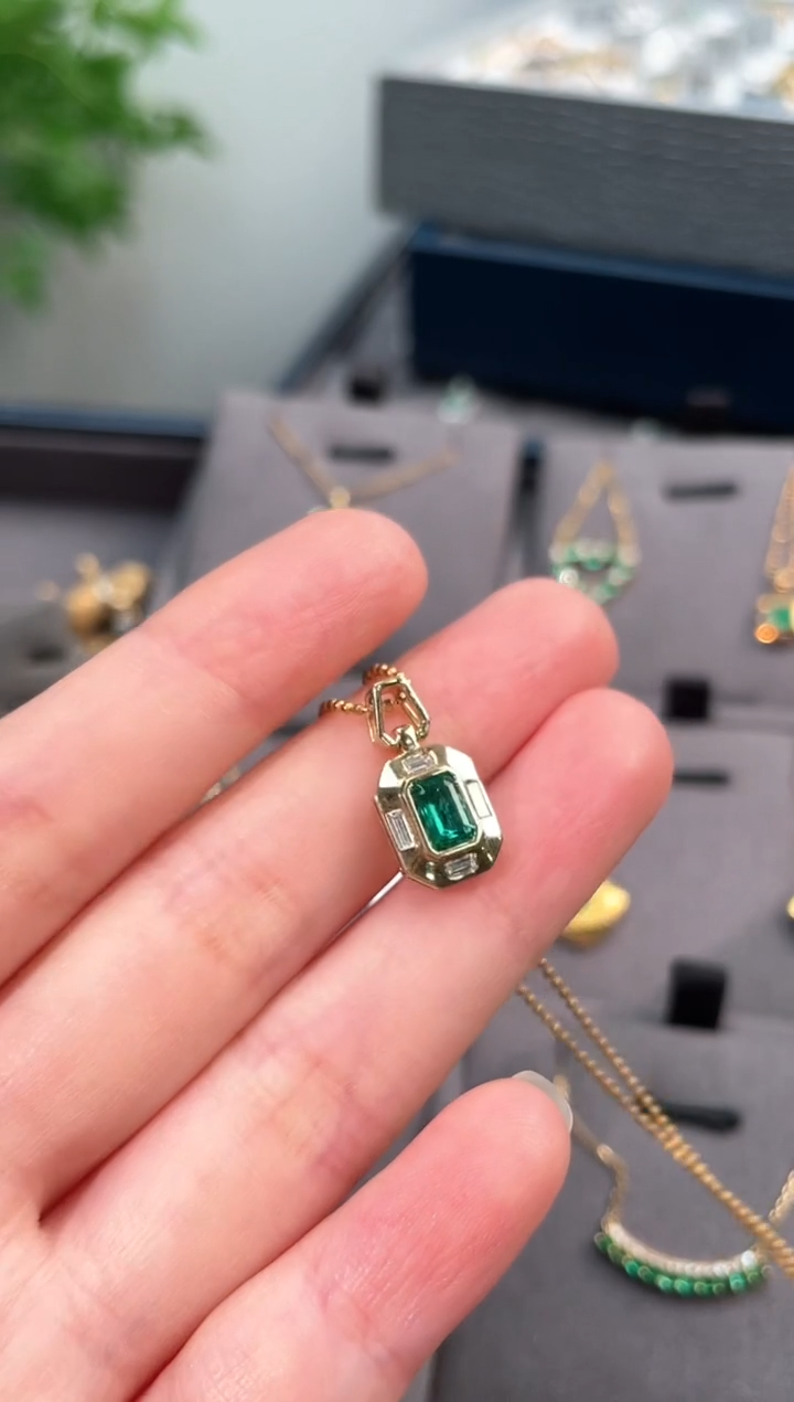 【闪购商品】祖母绿颈饰18K金镶嵌0.88ct