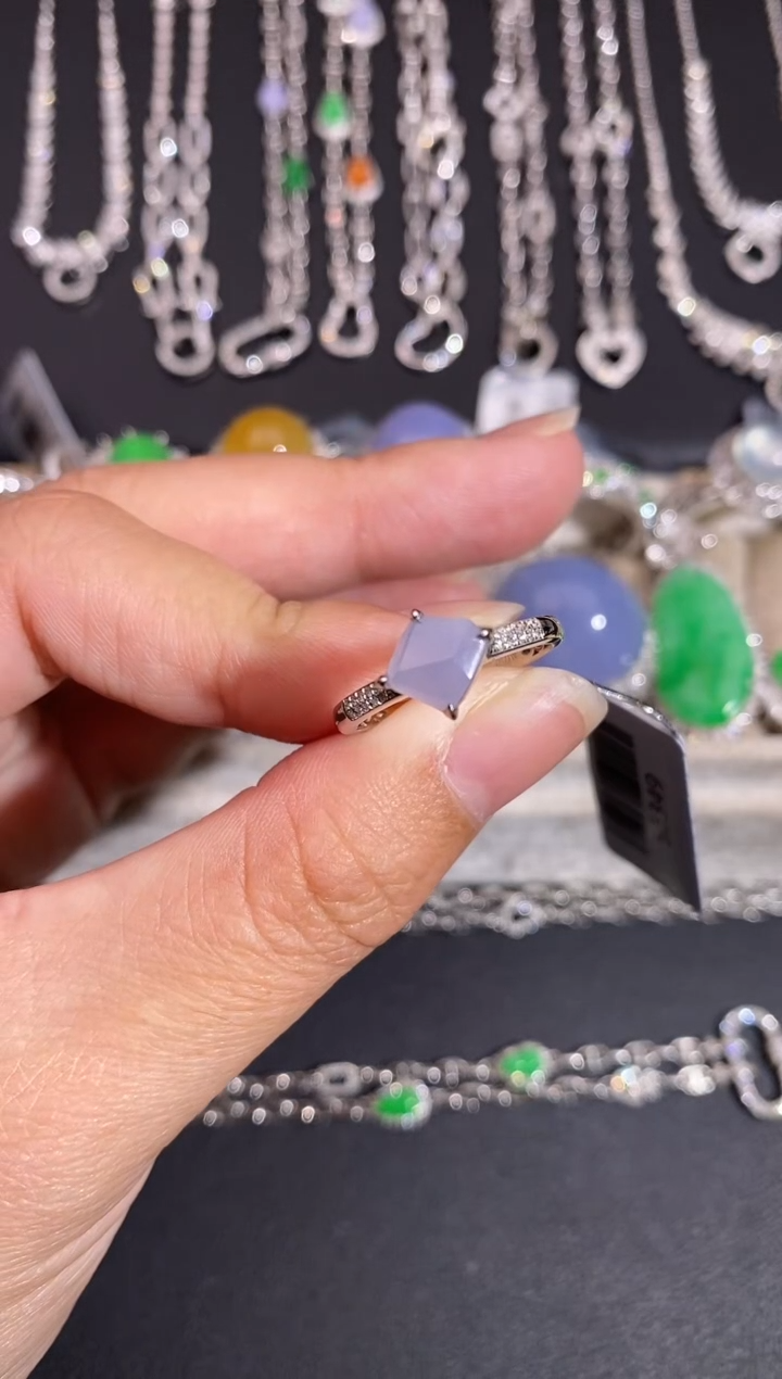 颈饰18K金镶嵌翡翠戒指