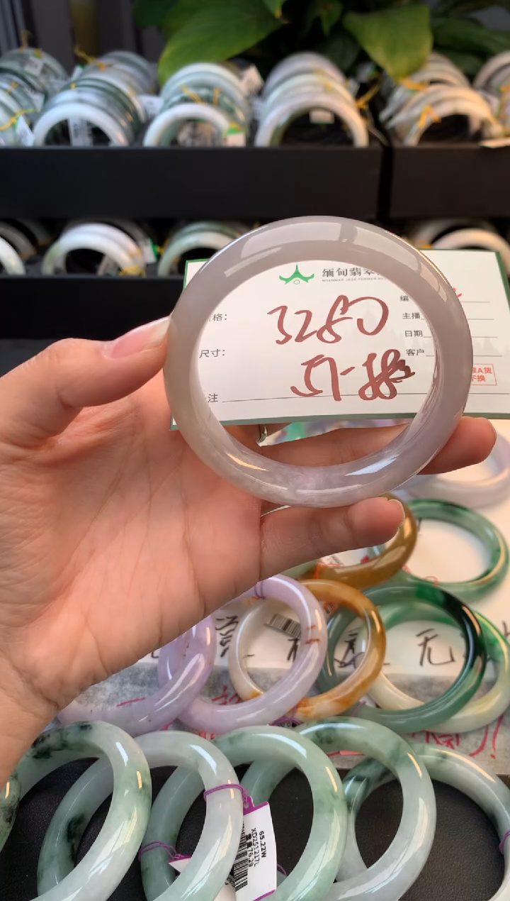 未镶嵌定制翡翠毛货需精细抛光+多人