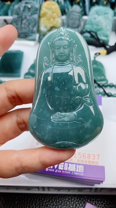 翡翠未镶嵌颈饰               