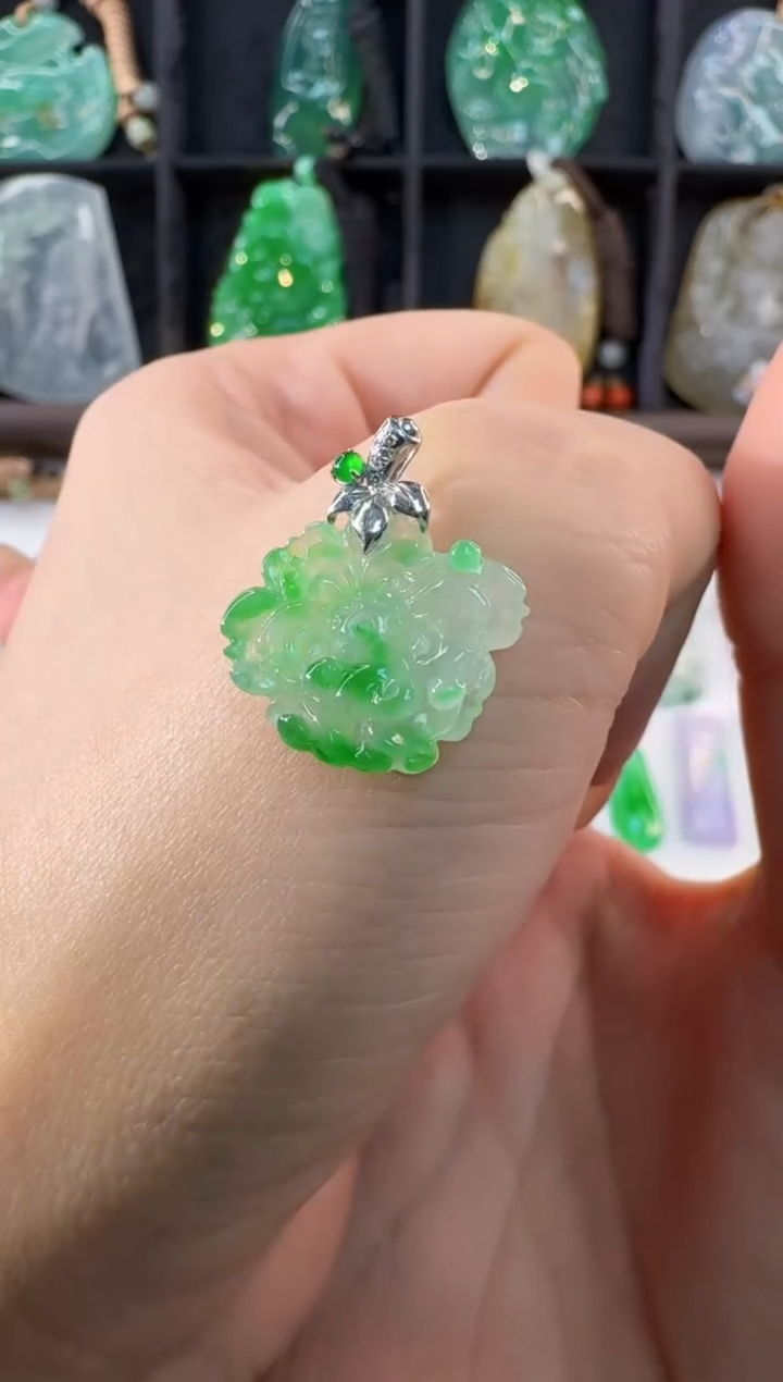 颈饰18K金镶嵌翡翠晴**。缅甸A货翡翠