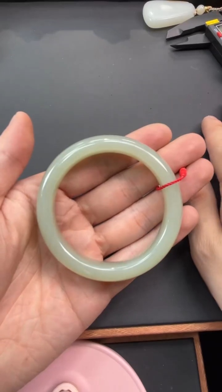 【闪购商品】和田玉手镯未镶嵌且末微色差近矿56+