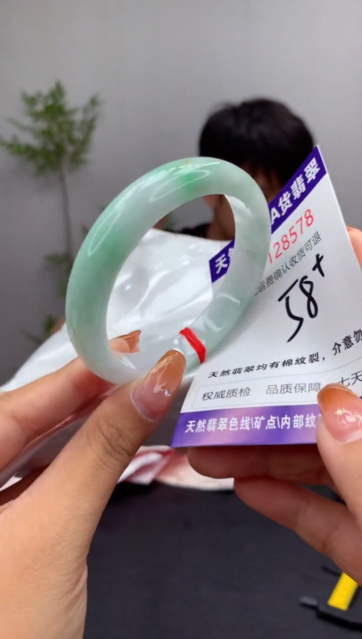 未镶嵌手镯翡翠有纹，完美者勿拍