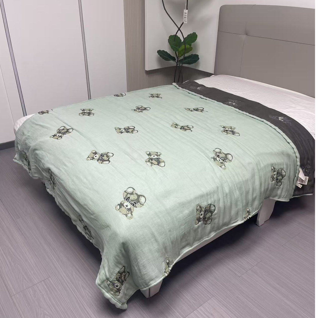 绿色小熊纯棉轻奢泡芙被