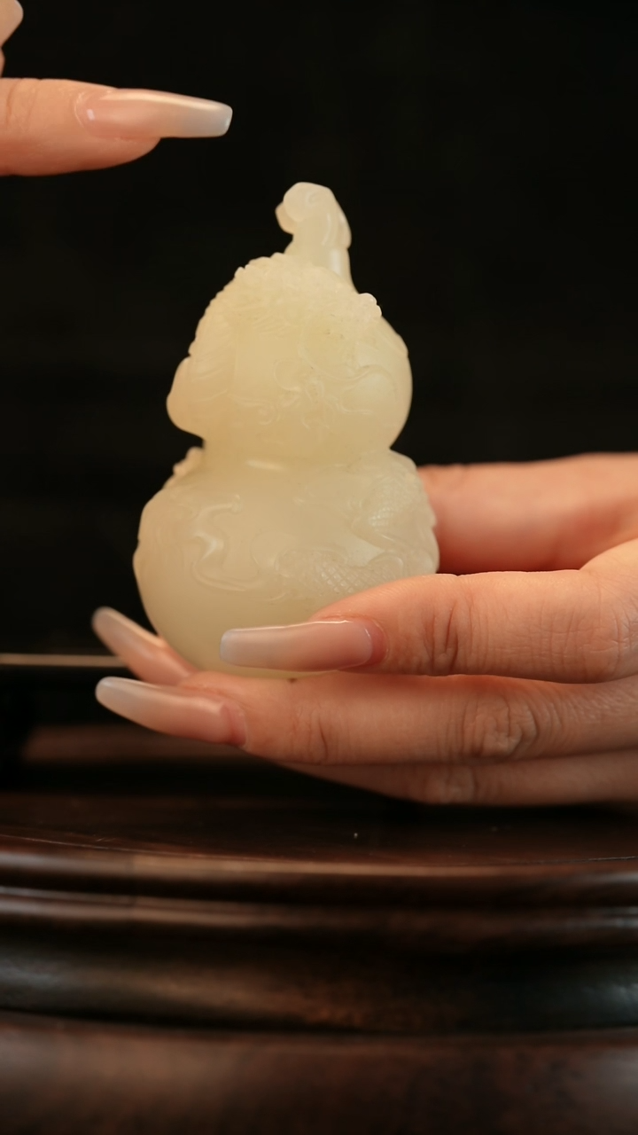 云南石竹叶青雕刻：龙缠福禄