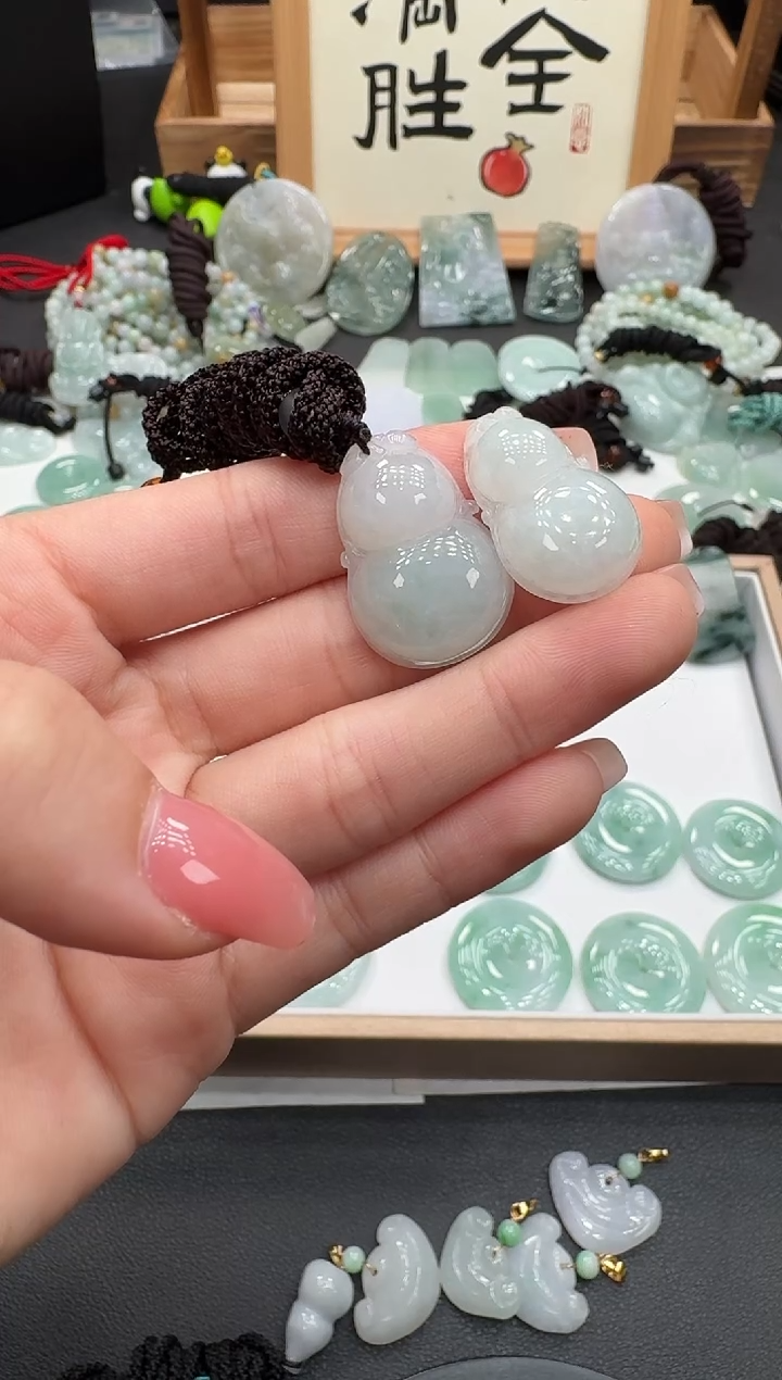 颈饰未镶嵌翡翠真****。葫芦多样性发其一