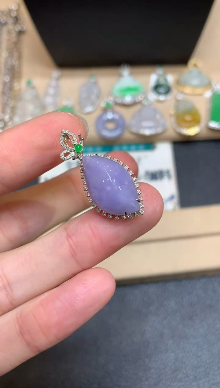 【闪购商品】翡翠颈饰18K金镶嵌福瓜【无服务费】