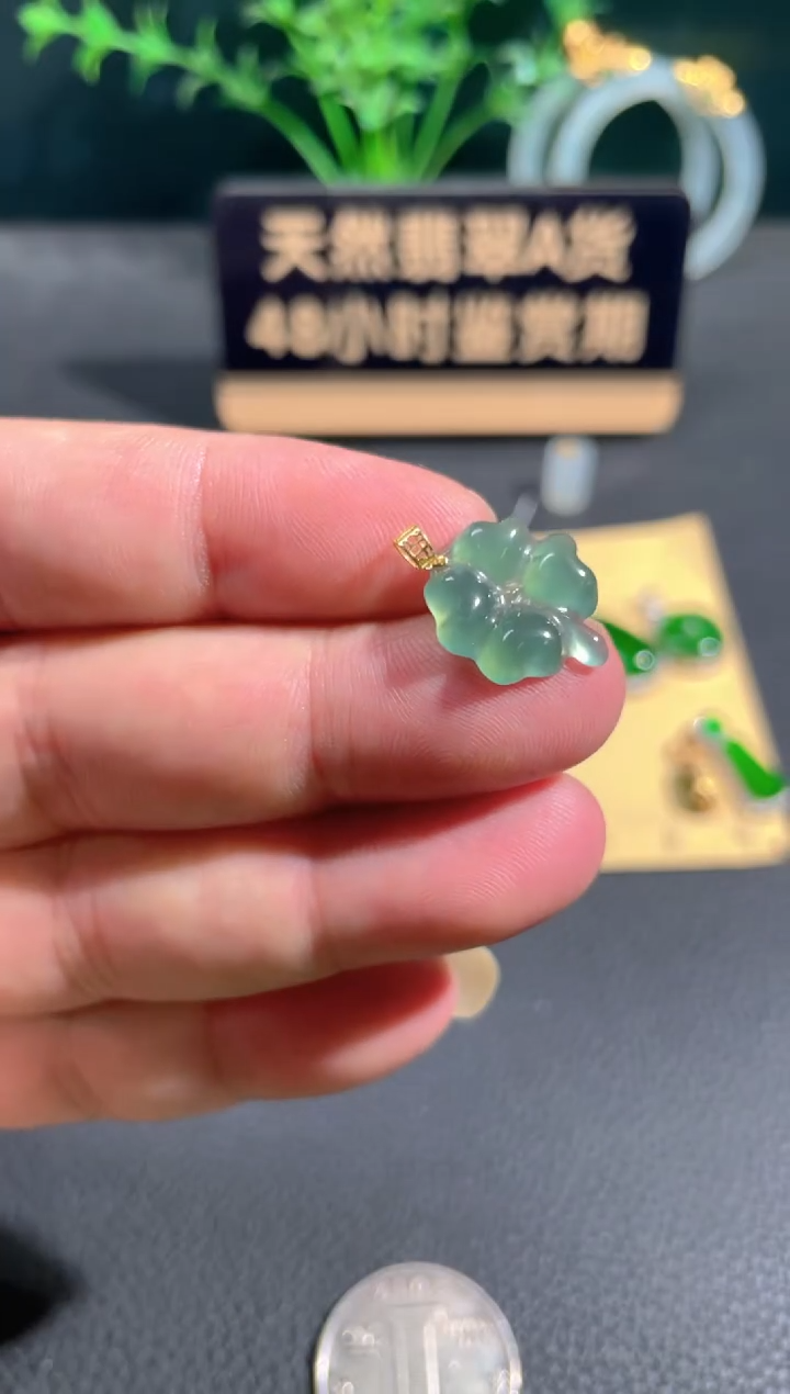 翡翠18K金镶嵌颈饰翡翠