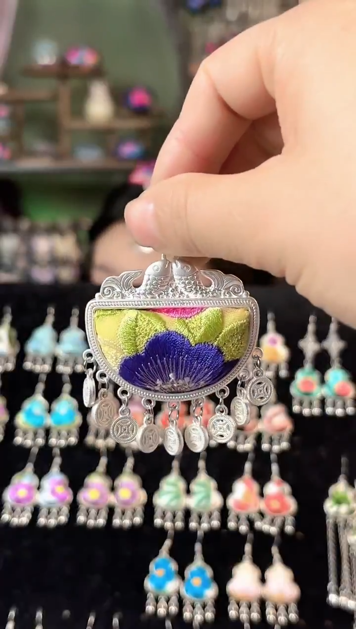 彩云南阁非遗老绣苗银饰品377