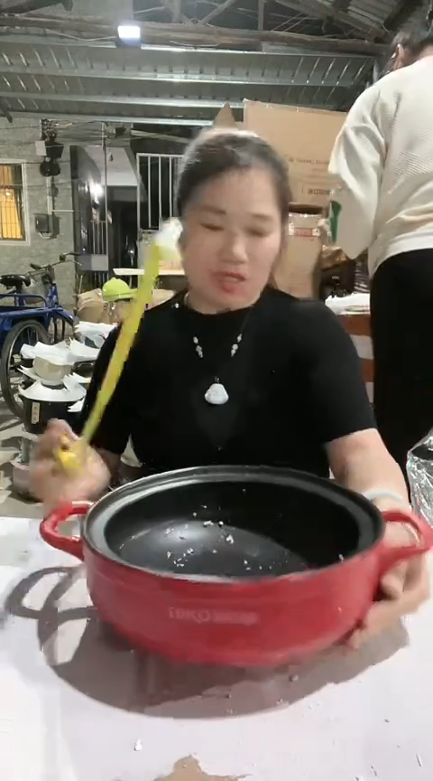 陶5462瑕疵口不圆红色不带盖