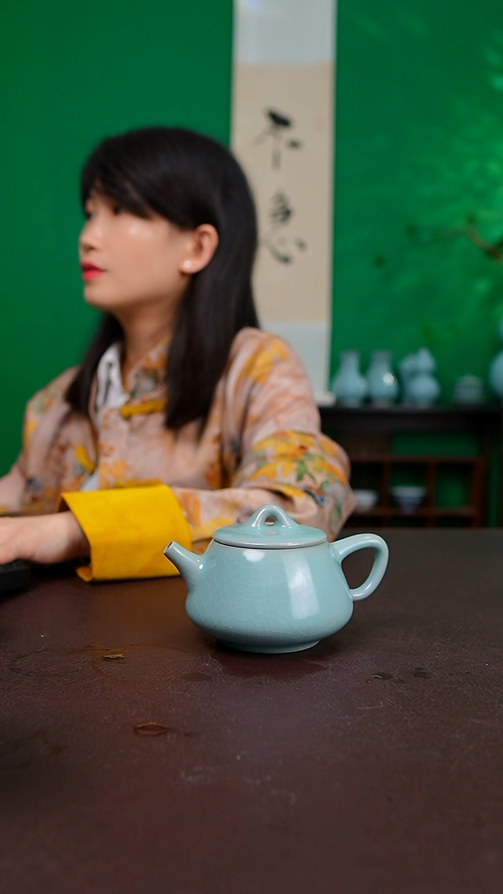 二级仿古支钉石瓢壶