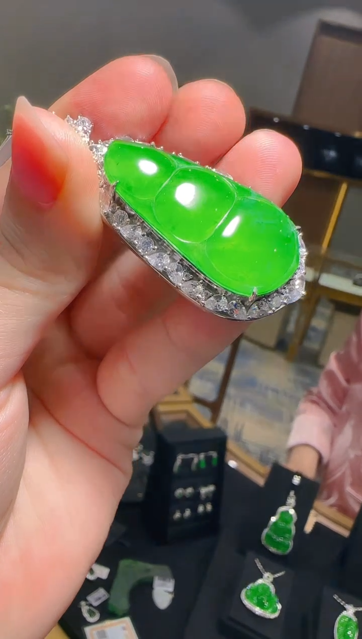 【闪购商品】翡翠吊坠(赠链)银S925镶嵌天然翡翠A货多样性发一件