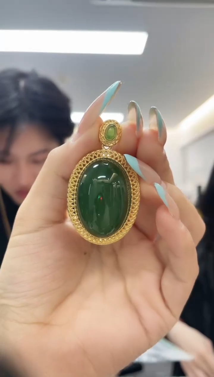 颈饰18K金镶嵌和田玉（多样性发一件）
