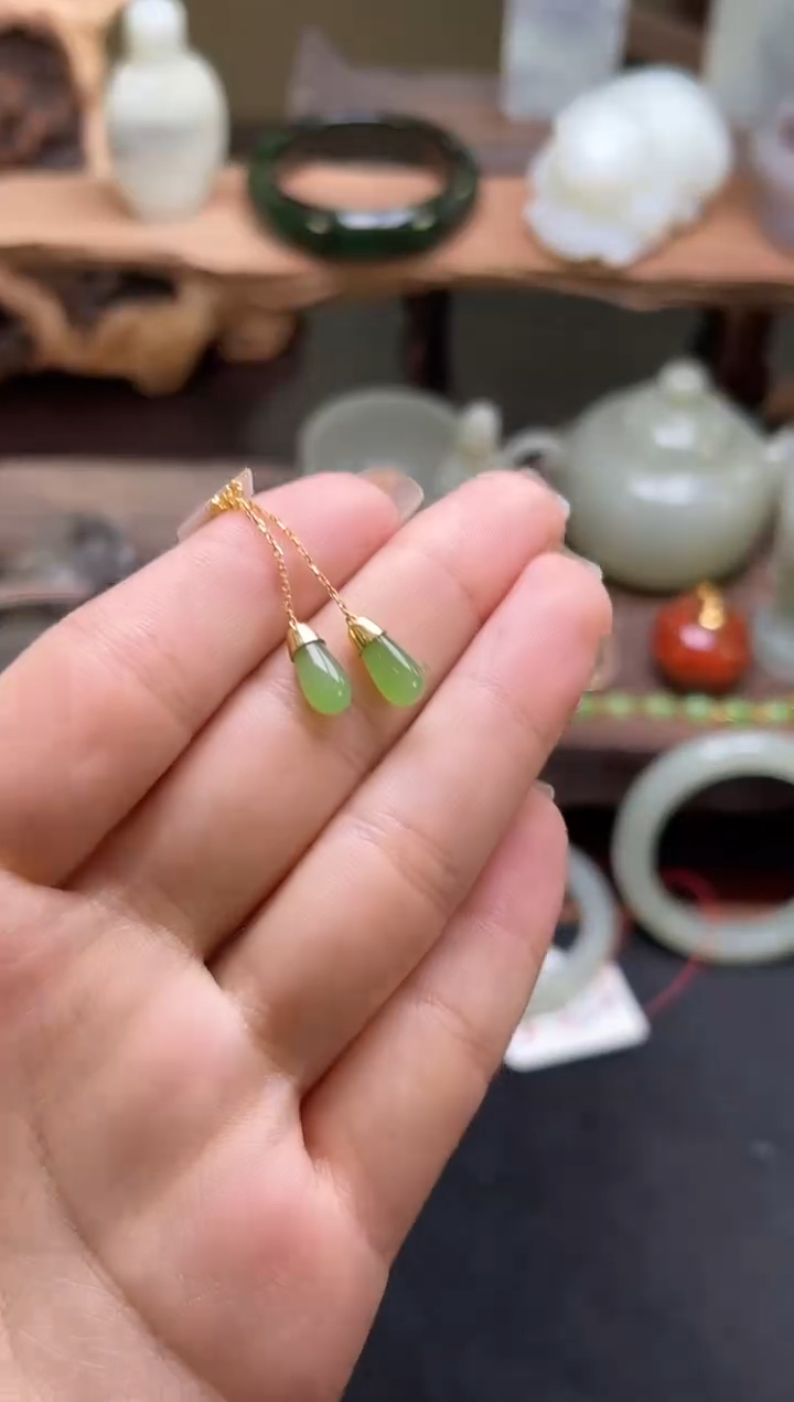 【闪购商品】和田玉耳线18K金镶嵌乌兰海苹果绿水滴耳线 多样性发一