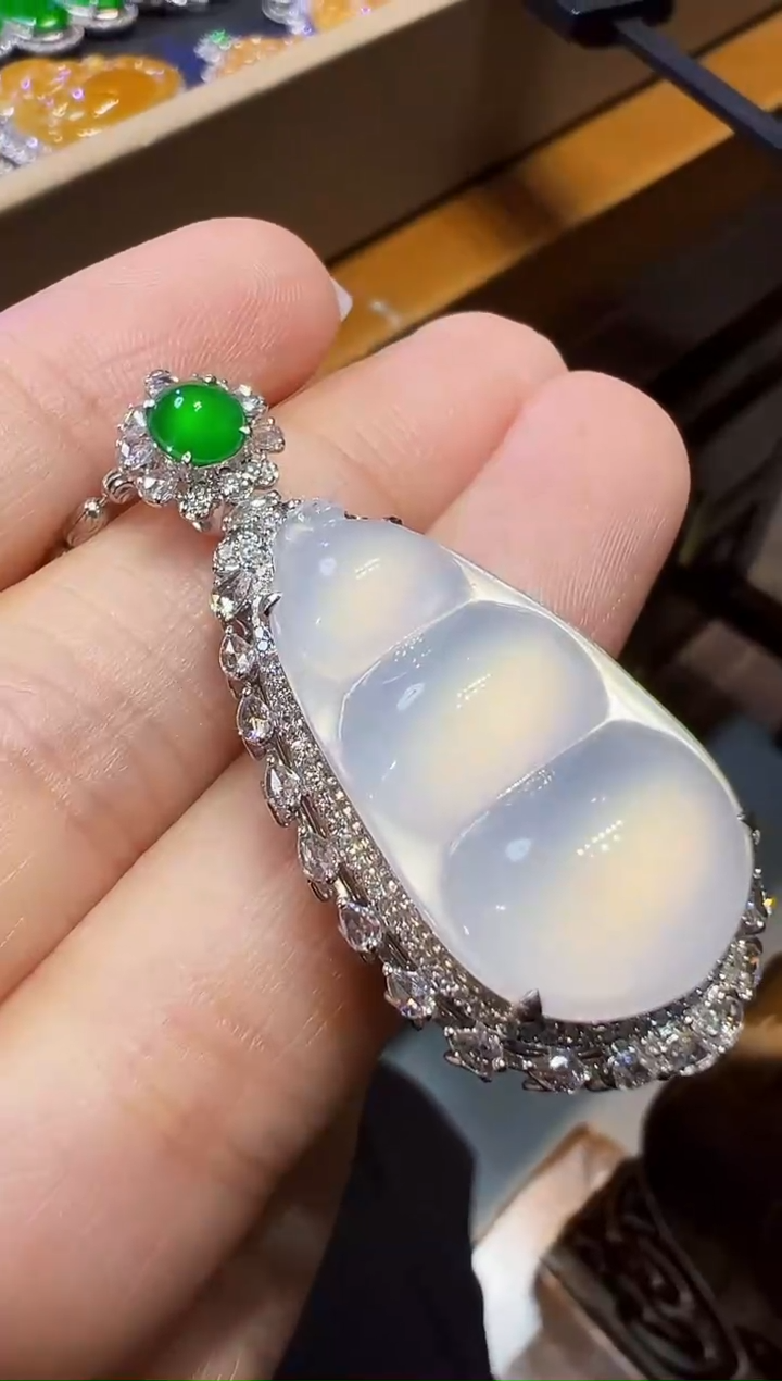 吊坠(不含链)18K金镶嵌翡翠豆子