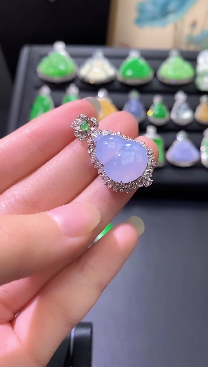 颈饰18K金镶嵌翡翠葫芦