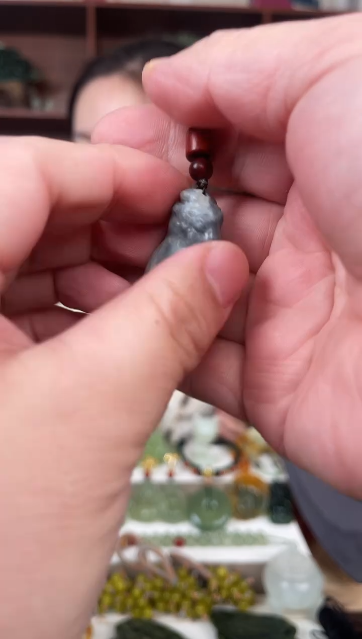 未镶嵌蛇纹石玉颈饰`