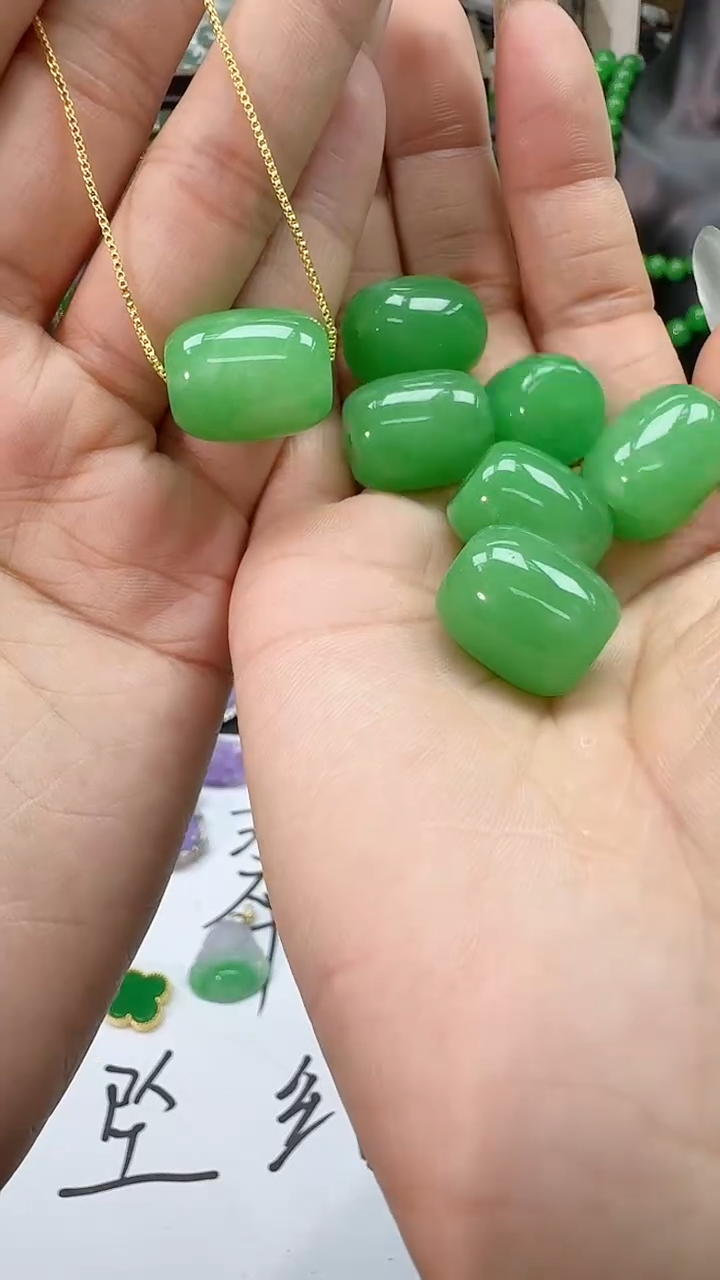 缅甸冰绿桶珠吊坠