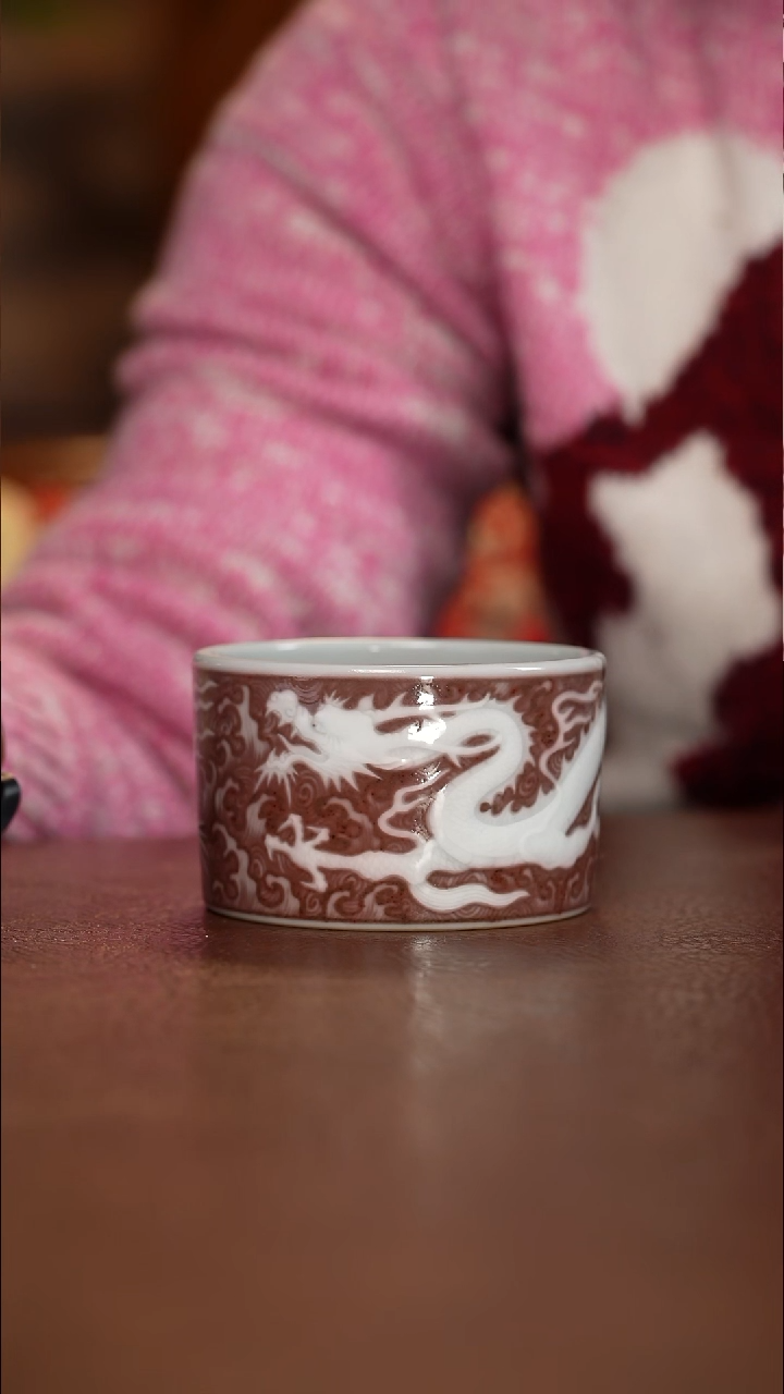 釉里红堆白龙纹直口杯