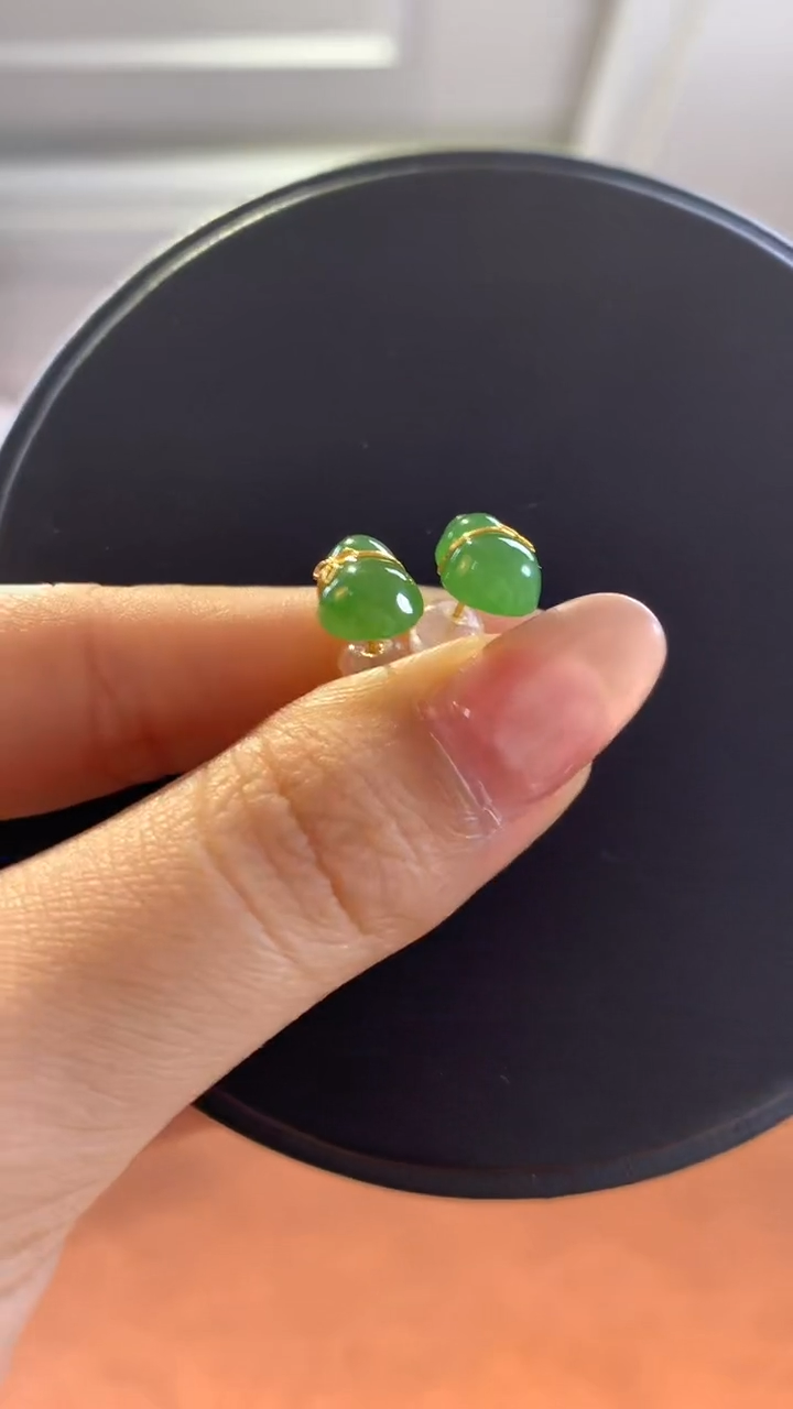 18K金镶嵌和田玉挂件碧玉金镶葫芦耳钉
