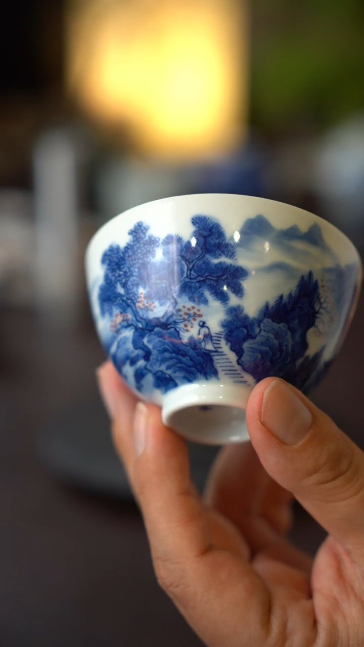 景德镇全手工手绘青花山水带内绘釉里红鸡心杯