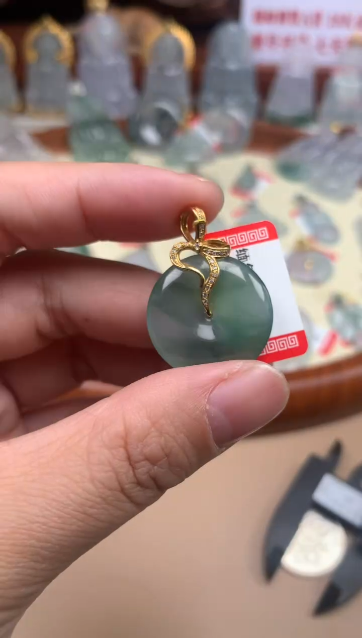 【闪购商品】翡翠颈饰18K金镶嵌平安扣