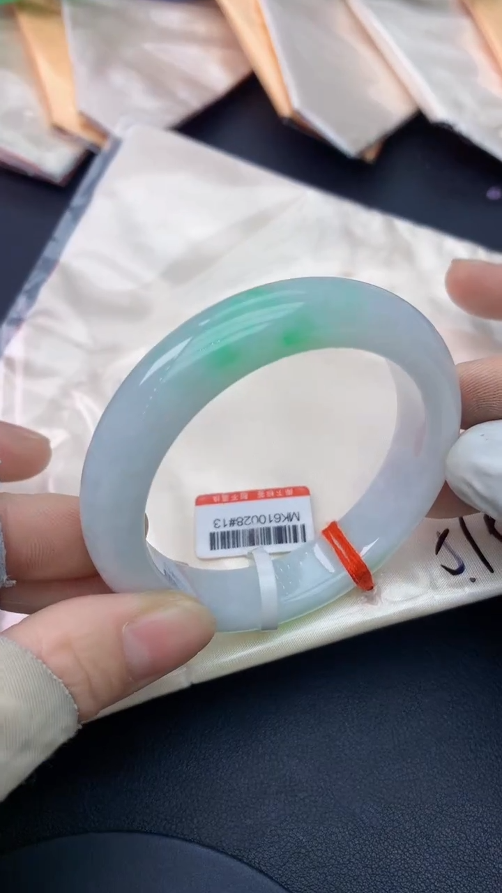 未镶嵌手镯翡翠0450224001