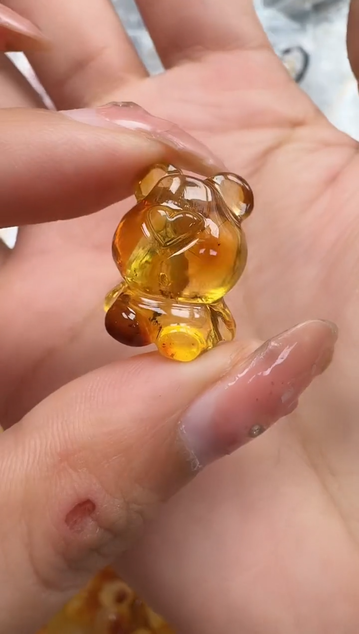 未镶嵌琥珀裸石如图