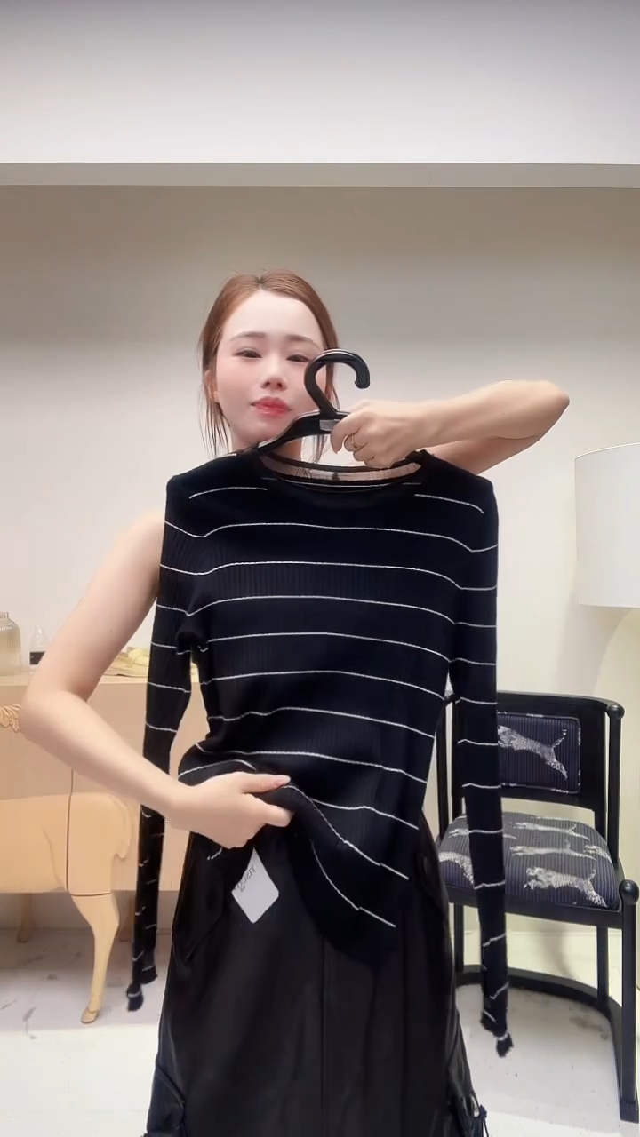 黑底白条圆领修身上杉