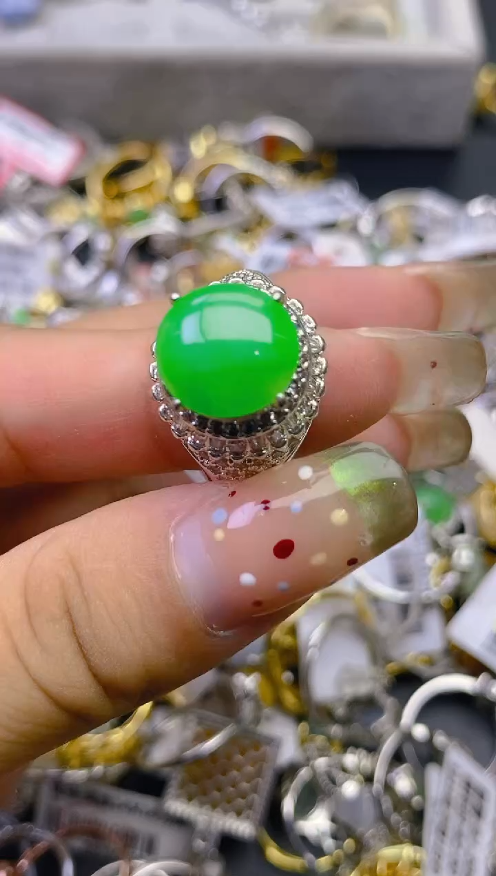 翡翠戒指未镶嵌铜托