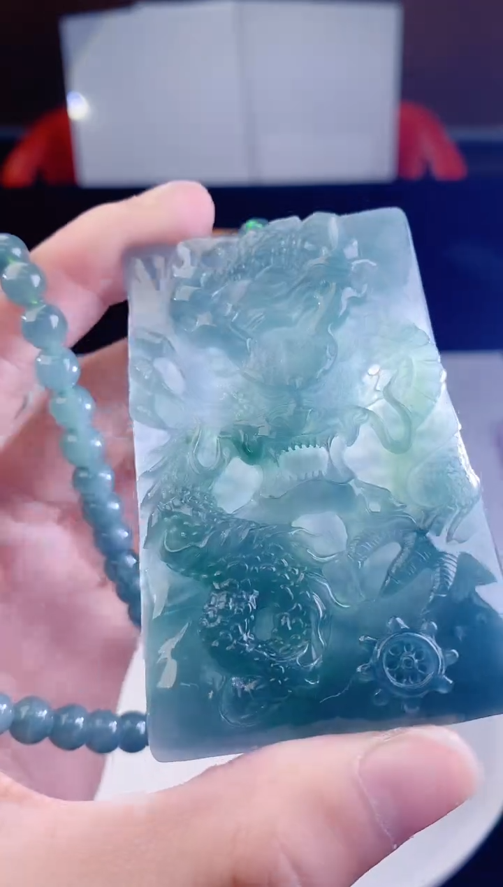 颈饰未镶嵌翡翠   