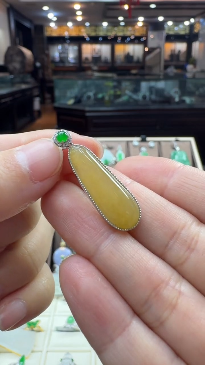 【闪购商品】翡翠颈饰18K金镶嵌福瓜