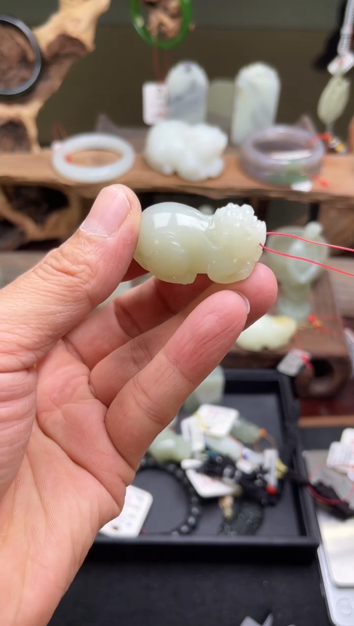 和田玉未镶嵌吊坠且末青白 貔貅9007334