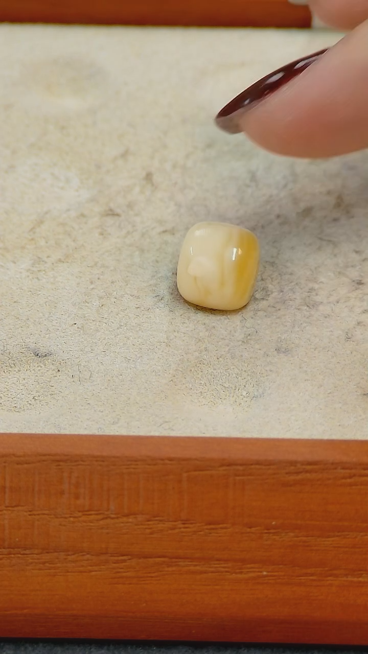 【闪购商品】蜜蜡裸石未镶嵌俄料微瑕10*8.8MM0.632克