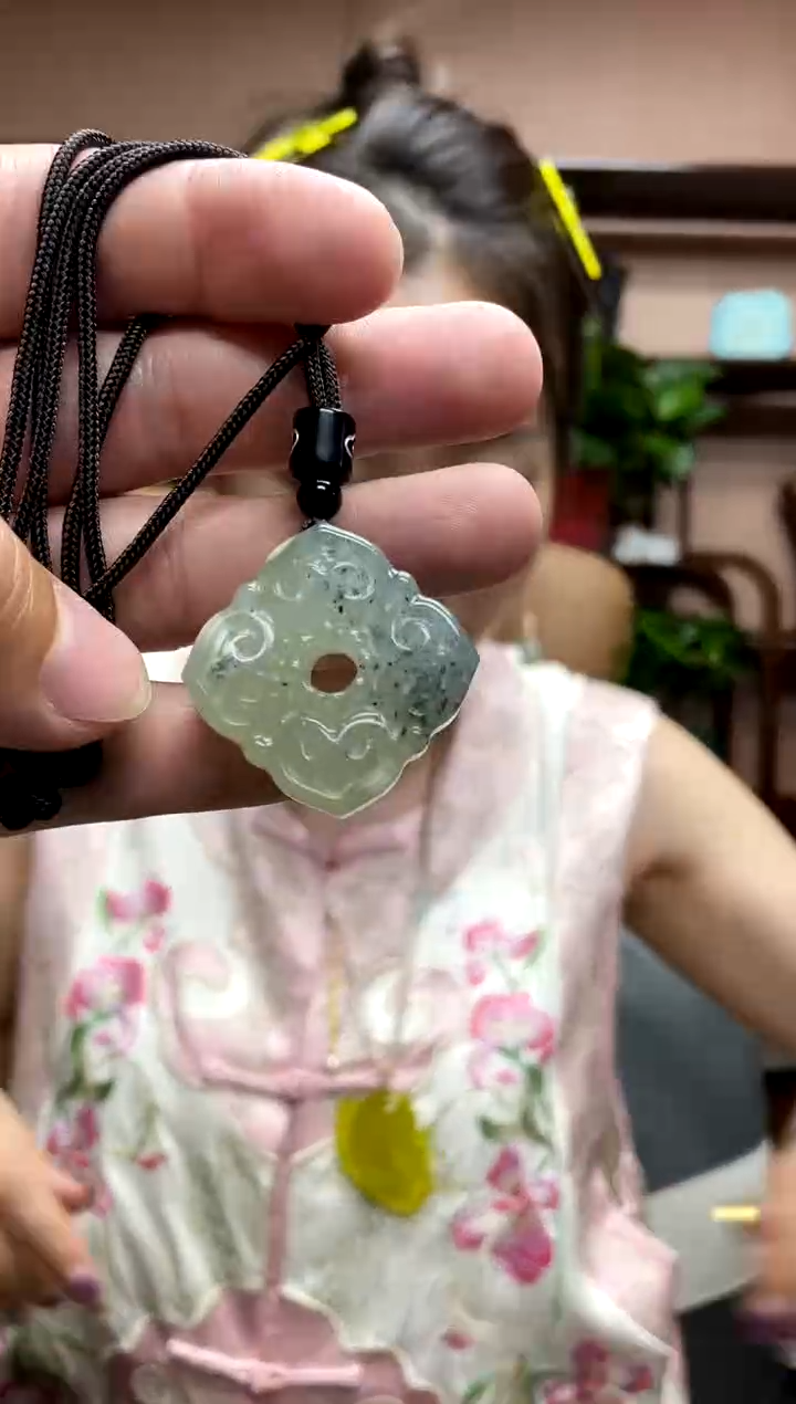 岫玉未镶嵌吊坠·