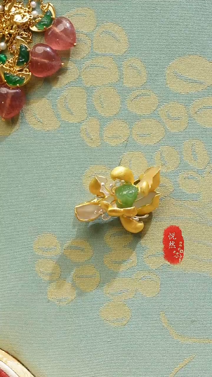 颈饰银S925镀金镶嵌和田玉和田玉荷花胸针