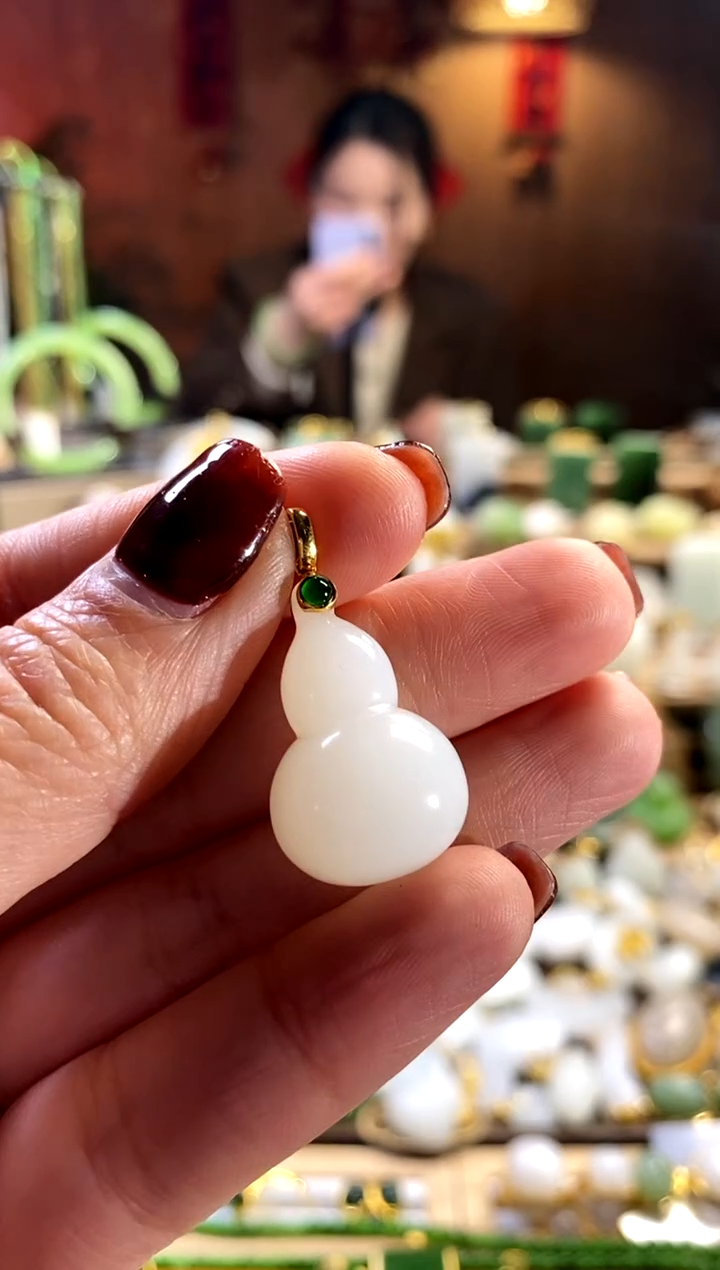 【闪购商品】和田玉吊坠18K金镶嵌。