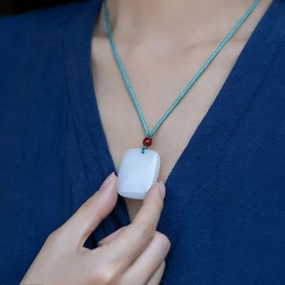 【甄选】白色光面天然玉石平安无事牌吊坠