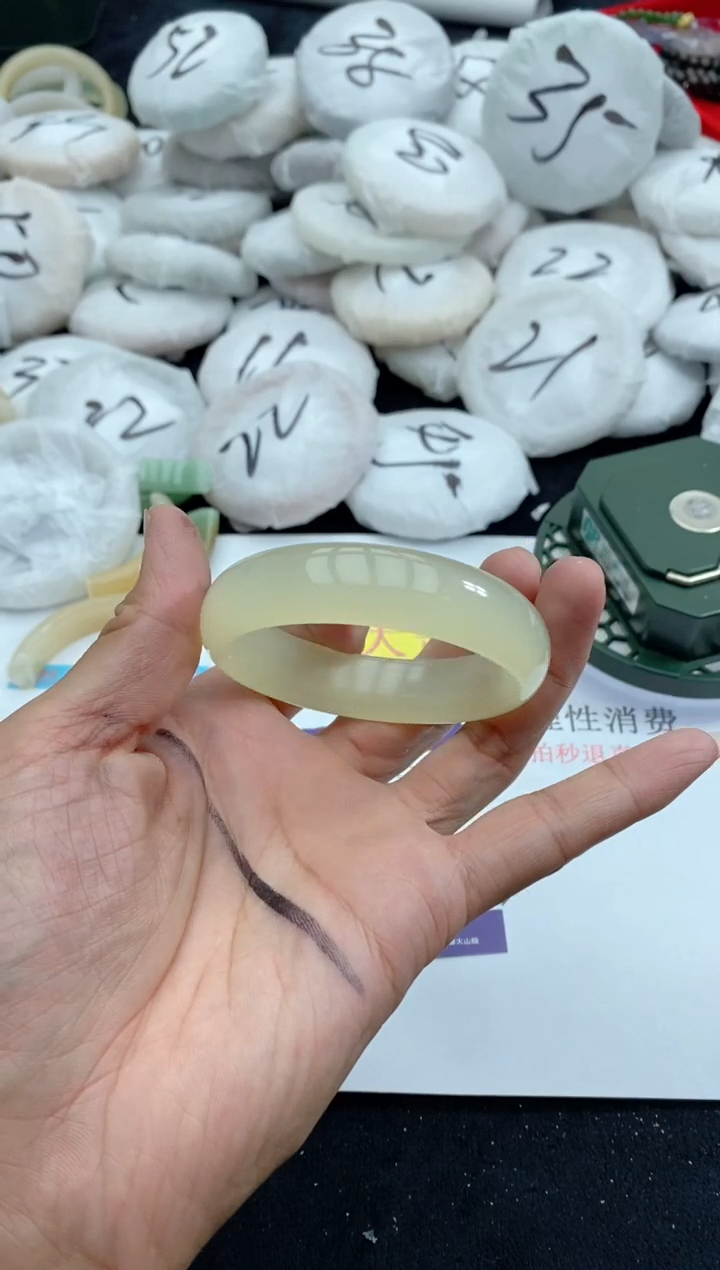 【闪购商品】石英质玉手镯未镶嵌43