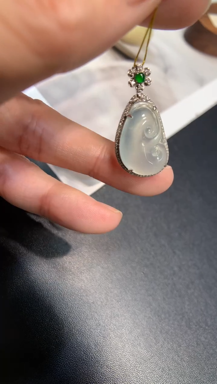 颈饰18K金镶嵌翡翠如意