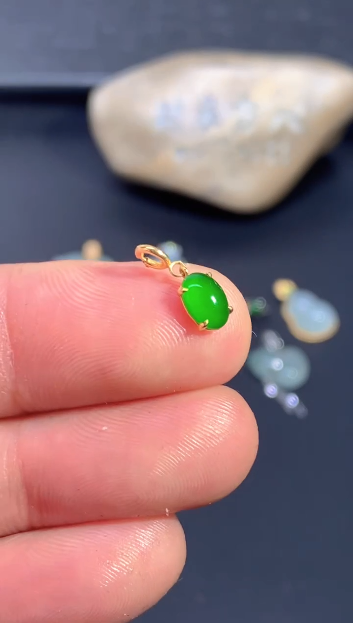 颈饰18K金镶嵌翡翠        