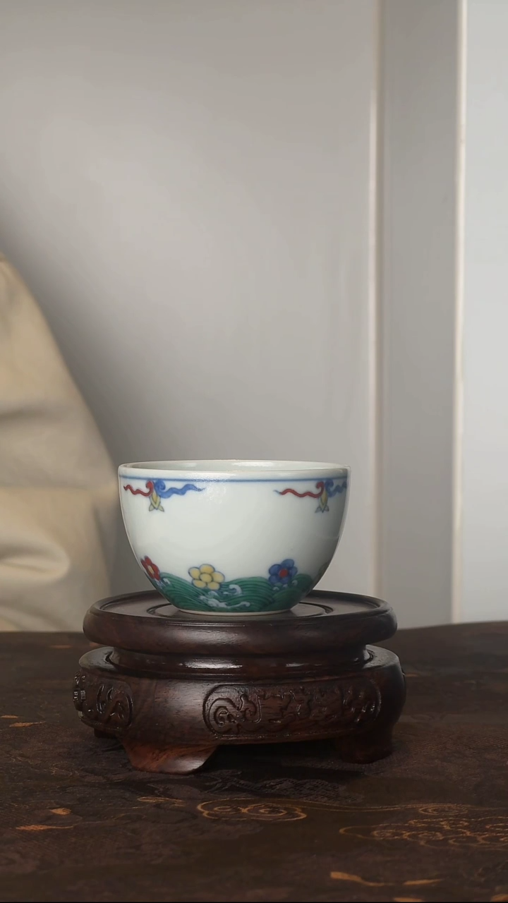 斗彩落花流水小杯