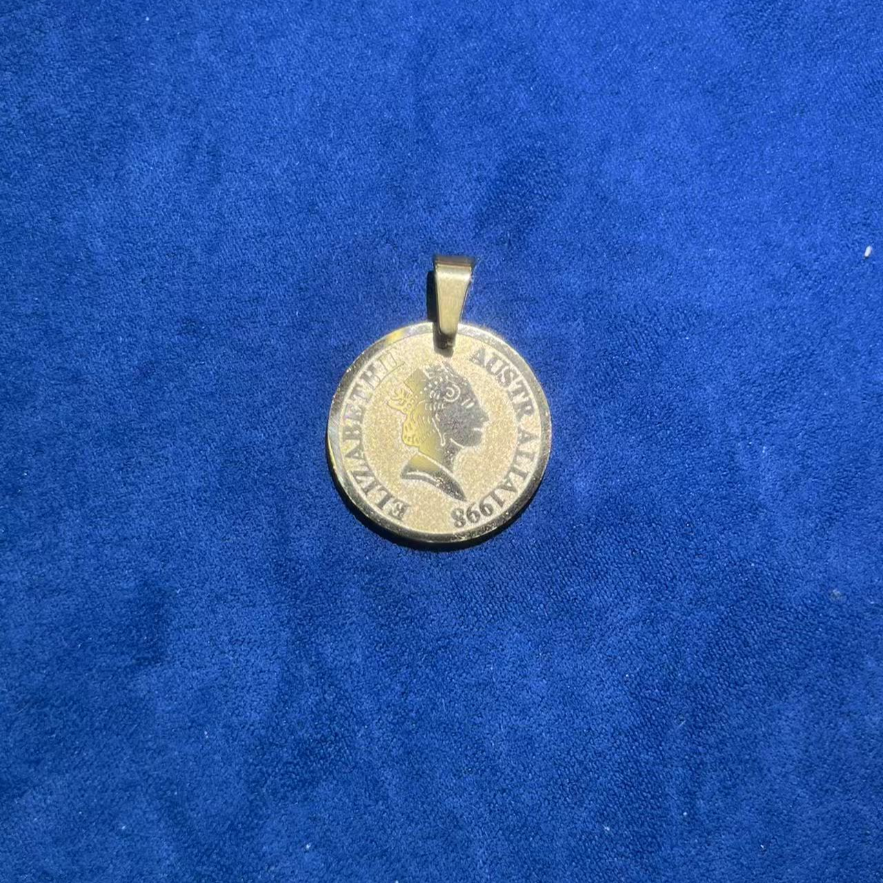 s9780黄色女王牌吊坠多样性发货